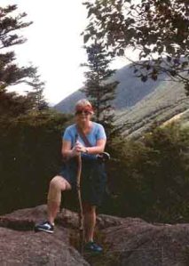 Adel, en las montañas de New Hampshire. La foto me gusta porque siimboliza mi visión de ella como mi guía y compañera de viaje, que me enseñaría una nueva   forma de amar. 