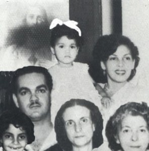 Mi padre, yo cargada por mi madre, mihermanita Zory, mi tía abuela, yo la llamaba 