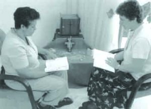 Las Hnas. María Elena Larrea, cubana, y Ann McDermott.