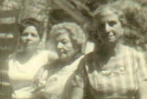 Mima, abuela y mime (mi madrina de bautizo y tía abuela, la consideré siempre una segunda madre, y lo fue)