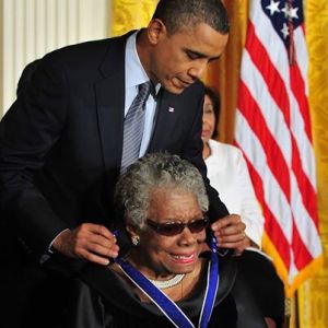 El presidente Barack Obama condecora a Maya Angelou con la Medalla de la Libertad en 2011 en reconocimiento a su vida y su obra.
