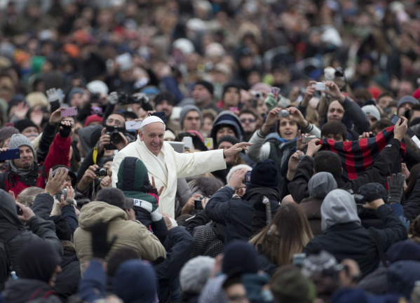 El papa Francisco con los pobres.  (AP Photo/Alessandra Tarantino)