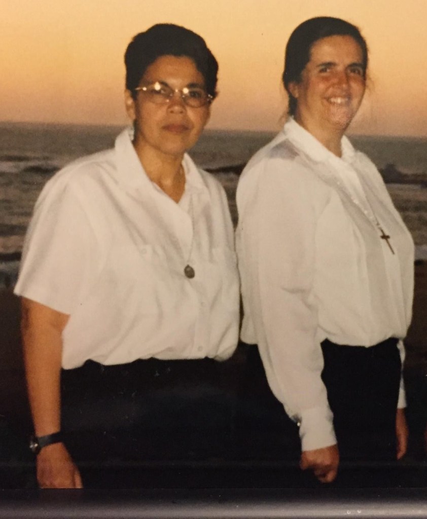 A la derecha: Isabel García rscj, acompañante espiritual y directora del noviciado. A su lado, izq., yo, novicia de la Sociedad del Sagrado Corazón de Jesús. 